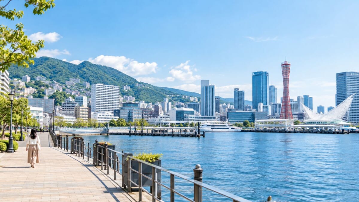 青空の港と山並みを望む遊歩道