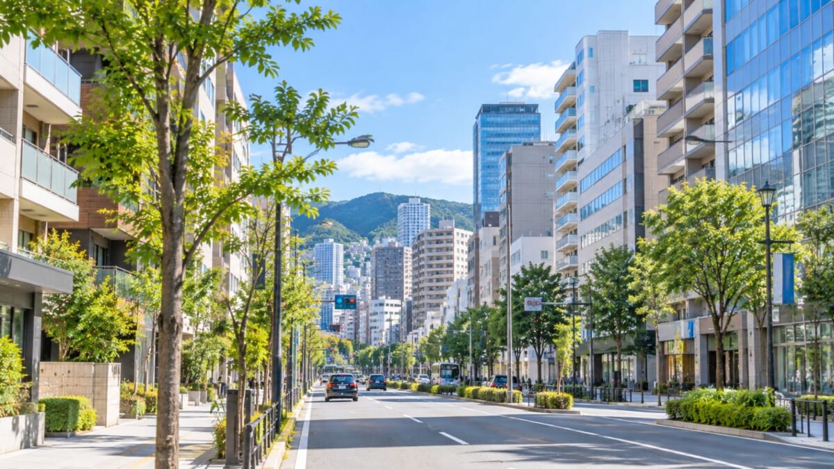 青空の近代都市大通り
