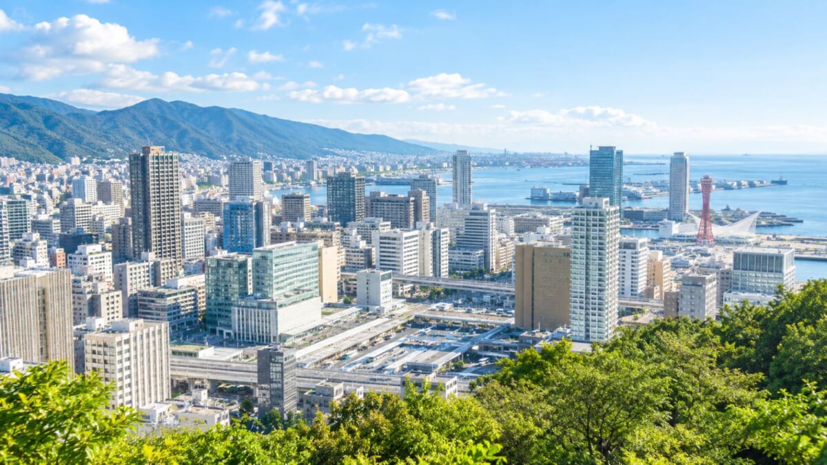 山と海を望む港町のパノラマ