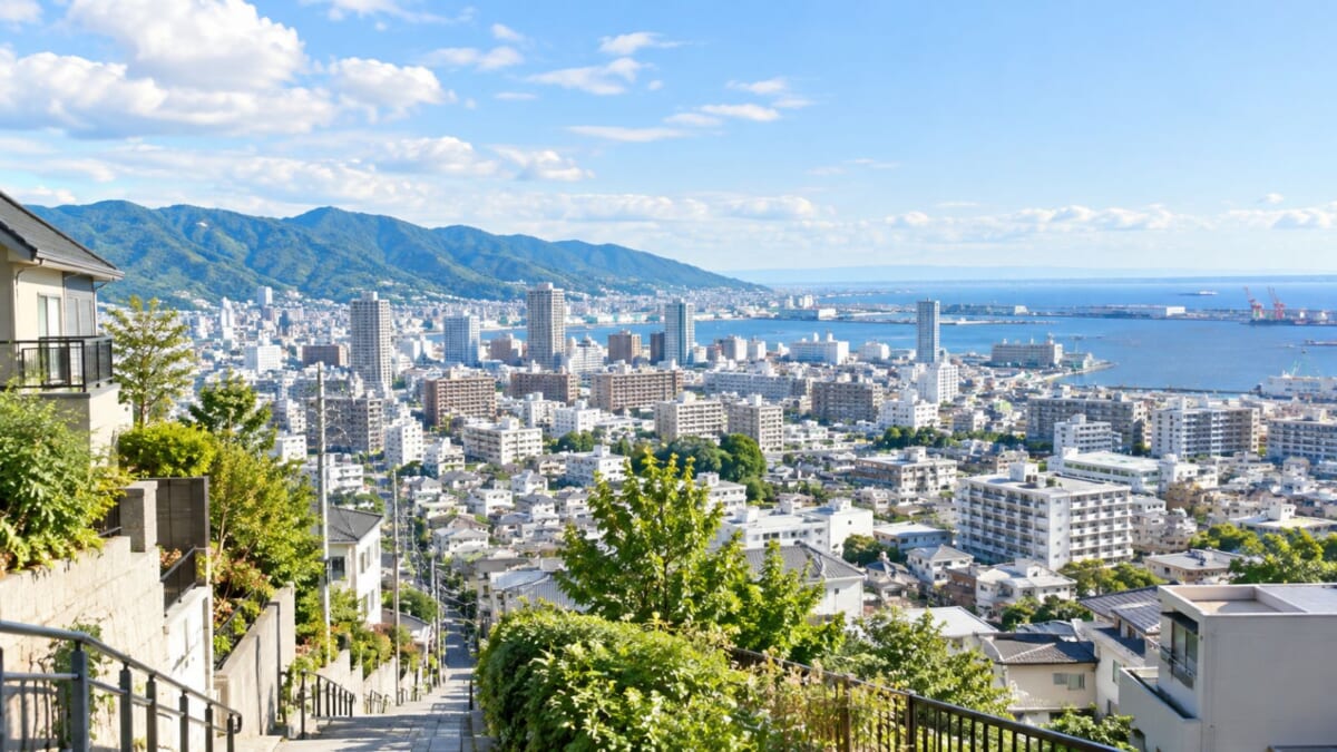 丘から望む港町と青い海