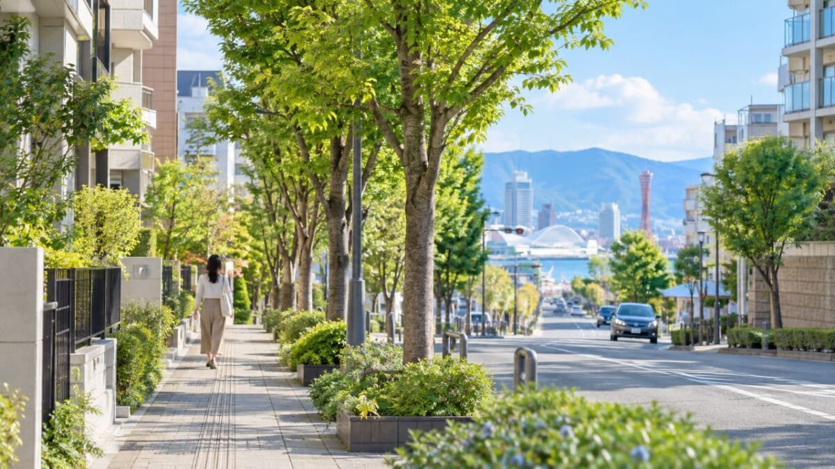 港と山を望む緑の街路