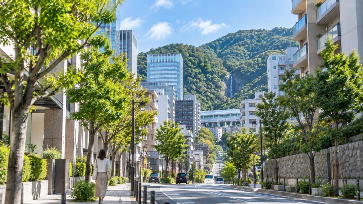 緑豊かな街路と滝の山景