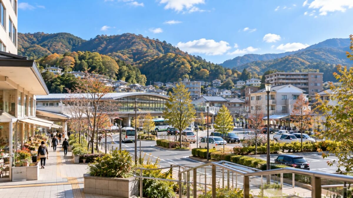 秋色に囲まれた山間の駅前風景